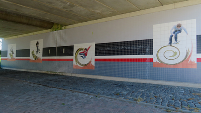 912844 Afbeelding van vier tegelplateaus met afbeeldingen van jonge skaters en bikers, in de oostelijke muur van de ...